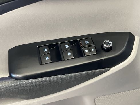 Used 2017 Toyota Highlander LE FWD image 14