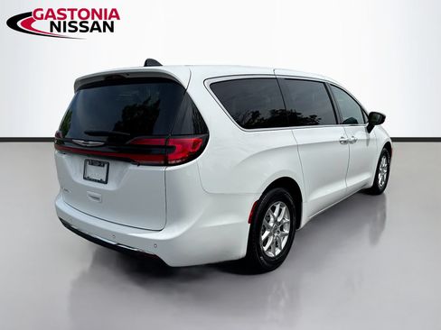 Used 2024 Chrysler Pacifica Touring-L FWD image 9