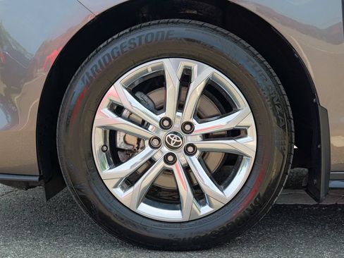 Used 2023 Toyota Sienna Platinum AWD/4WD image 15