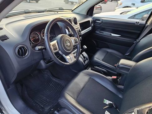 Used 2016 Jeep Compass Latitude FWD image 9