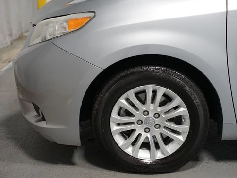 Used 2017 Toyota Sienna XLE image 5