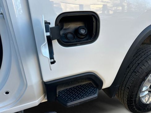 Used 2024 Chevrolet Silverado 2500 LT image 28