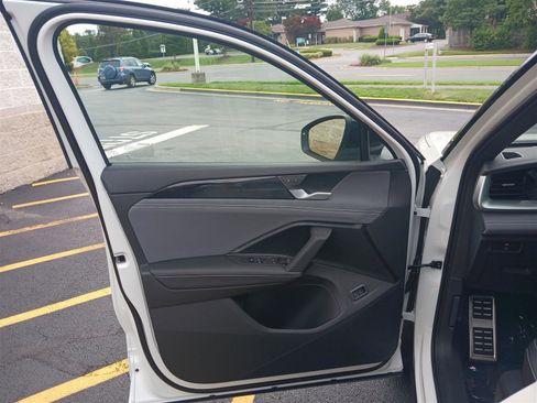 New 2025 Volkswagen Tiguan SE R-Line image 10