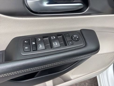 Used 2023 Chrysler Pacifica Touring-L FWD image 12