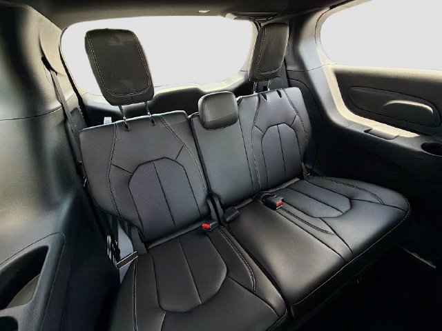 New 2027 Chrysler Pacifica Select FWD image 28