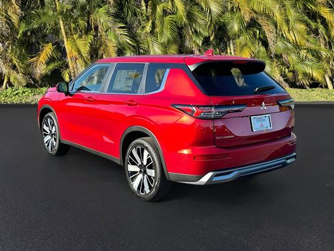 New 2025 Mitsubishi Outlander SE image 3