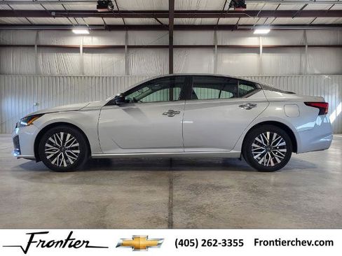 Used 2024 Nissan Altima 2.5 SV image 1