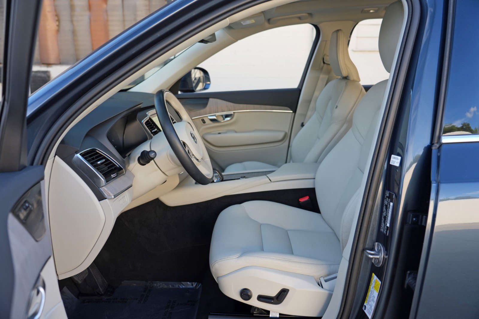 Used 2024 Volvo XC90 T8 Plus w/ Protection Package Premier AWD/4WD image 17