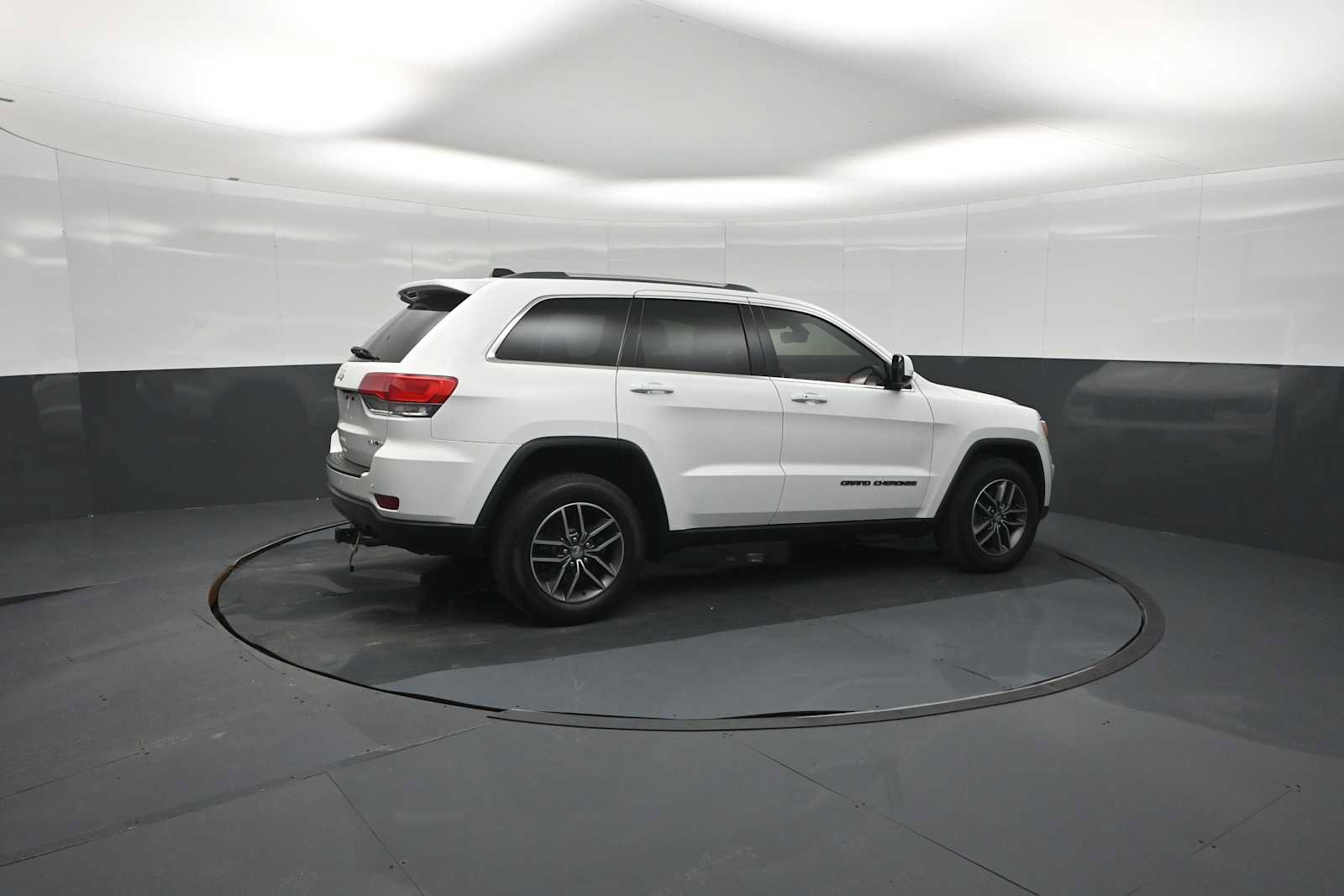 Used 2018 Jeep Grand Cherokee Laredo AWD/4WD image 32