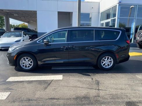 Used 2023 Chrysler Pacifica Touring-L image 6