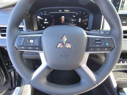 New 2025 Mitsubishi Outlander SE image 23