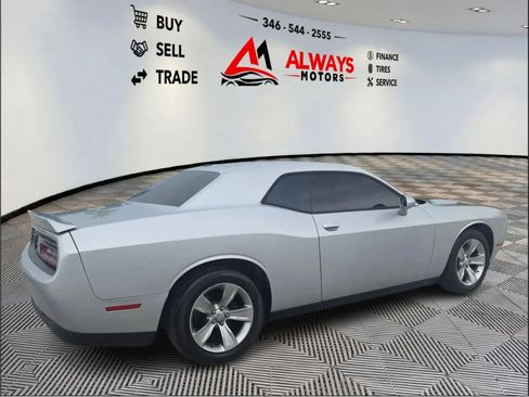 Used 2020 Dodge Challenger SXT w/ Driver Convenience Group RWD image 11