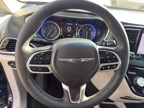 Used 2024 Chrysler Pacifica Touring-L image 15