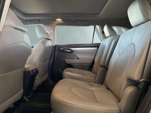 Used 2023 Toyota Highlander Platinum image 25
