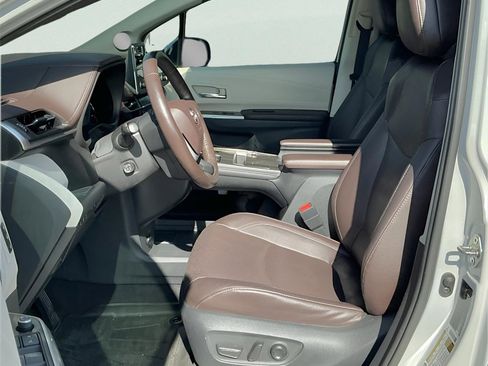 Used 2021 Toyota Sienna Platinum image 30