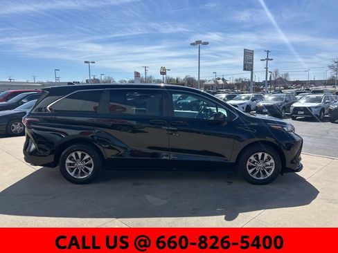 Used 2025 Toyota Sienna LE image 3