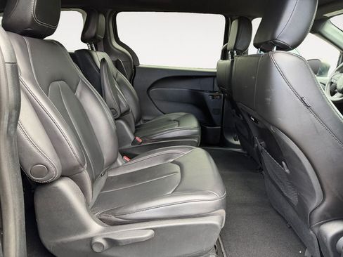 Used 2023 Chrysler Pacifica Touring-L w/ S Appearance Package FWD image 23