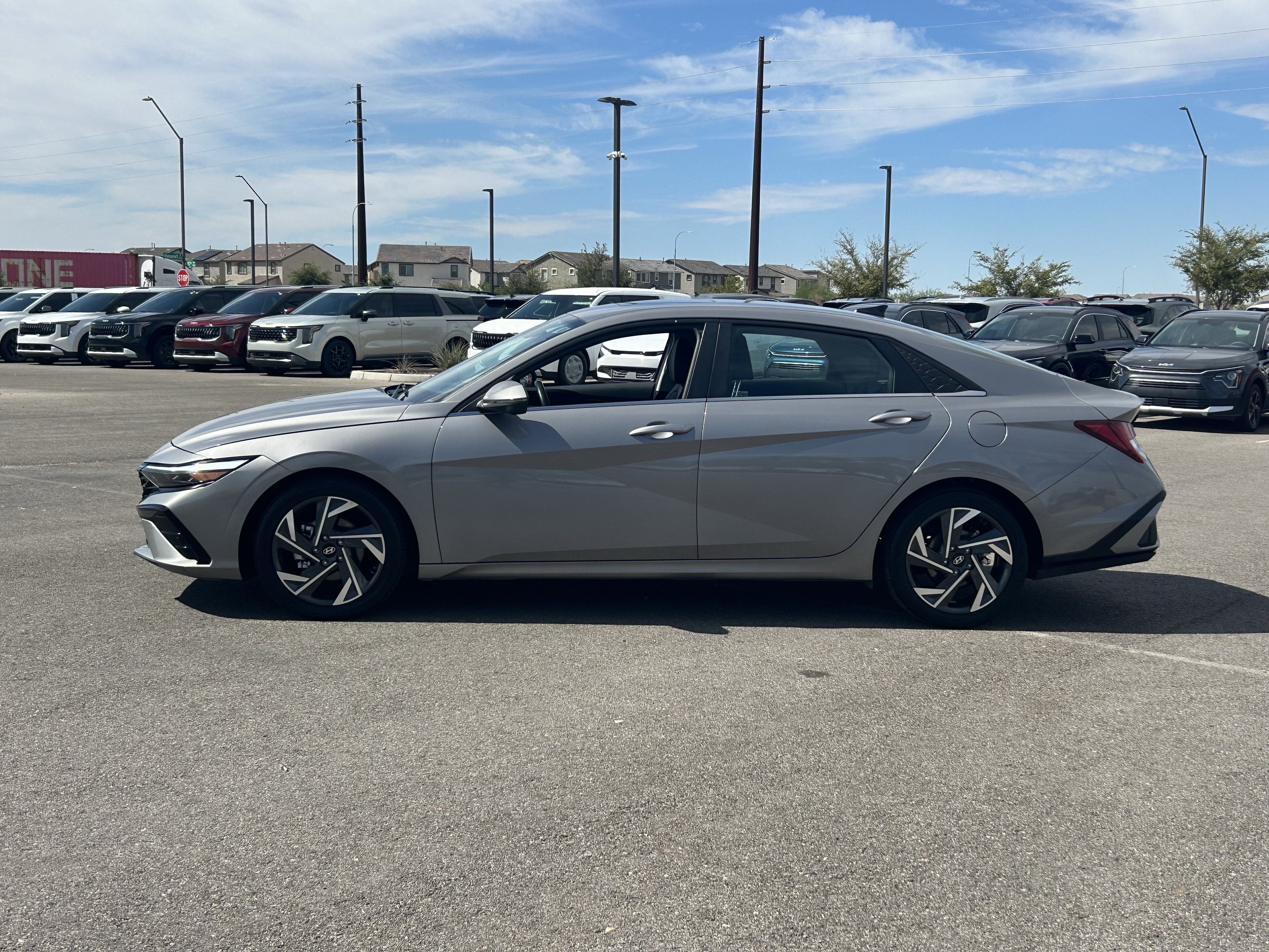 Used 2024 Hyundai Elantra Limited FWD image 2