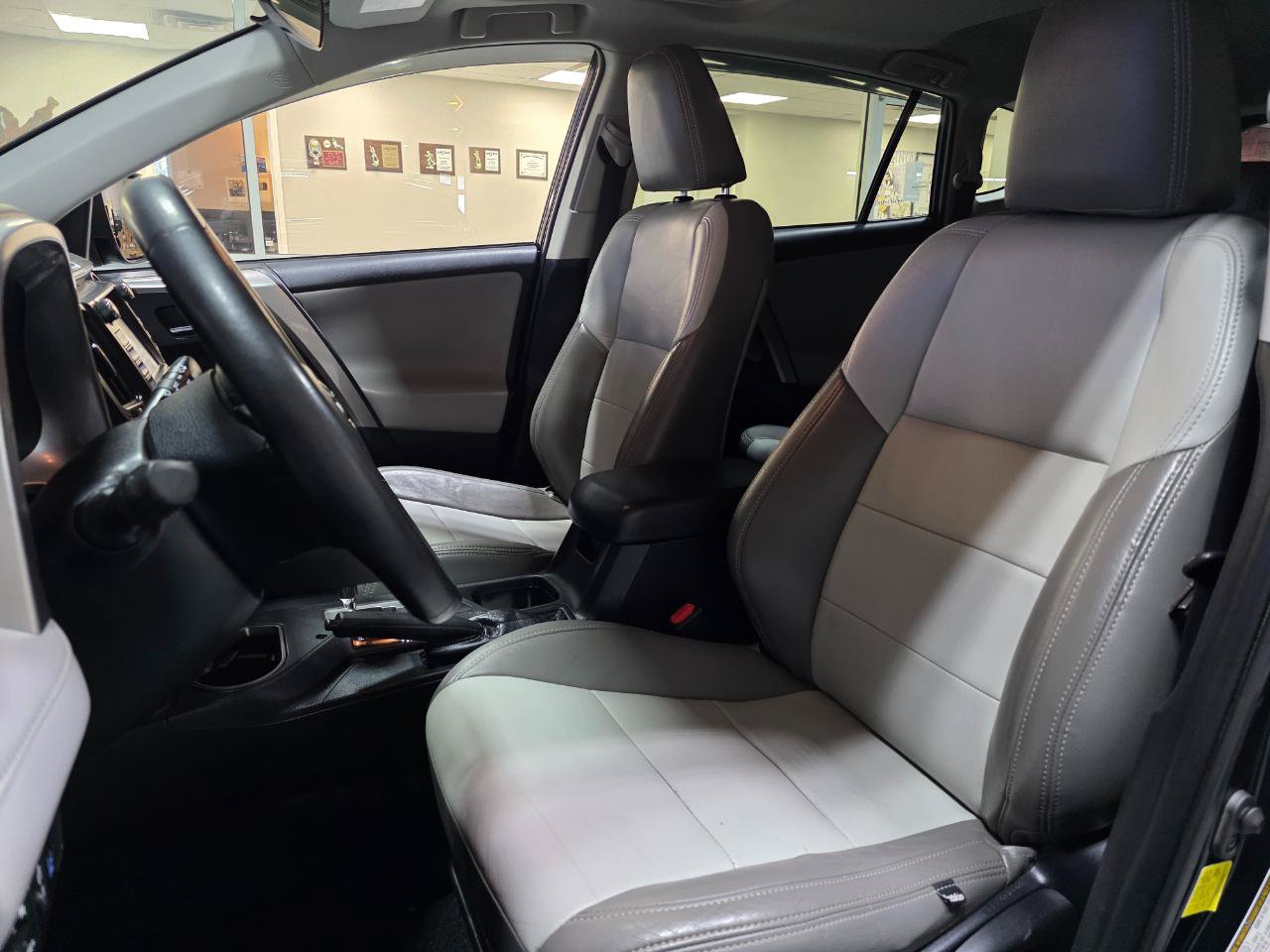 Used 2018 Toyota RAV4 XLE AWD/4WD image 15