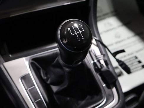 Used 2015 Volkswagen Golf S image 25