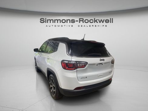 Used 2025 Jeep Compass Limited AWD/4WD image 3