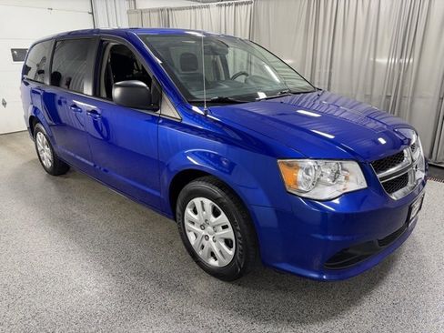 Used 2018 Dodge Grand Caravan SE w/ UConnect Hands-Free Group image 3