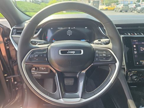 Used 2023 Jeep Grand Cherokee Altitude AWD/4WD image 23