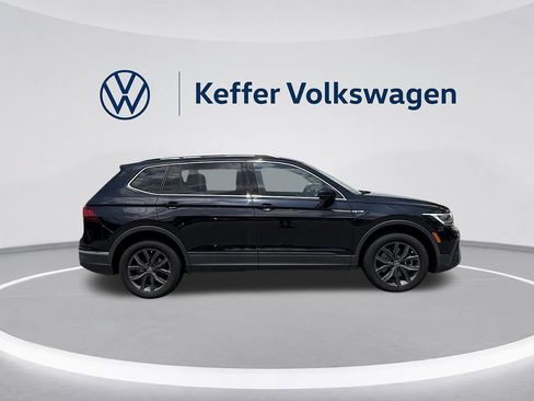 Used 2023 Volkswagen Tiguan SE w/ Panoramic Sunroof Package FWD image 6