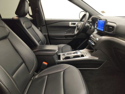 Used 2020 Ford Explorer XLT w/ Equipment Group 202A AWD/4WD image 21