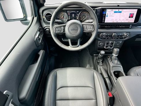 Used 2025 Jeep Gladiator Sport AWD/4WD image 17