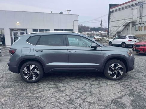 New 2026 Volkswagen Taos SE image 5