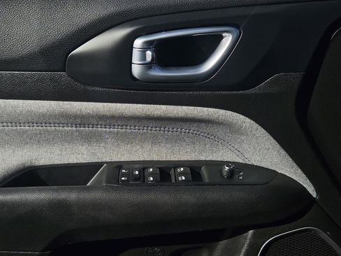 Used 2024 Jeep Compass Latitude image 25