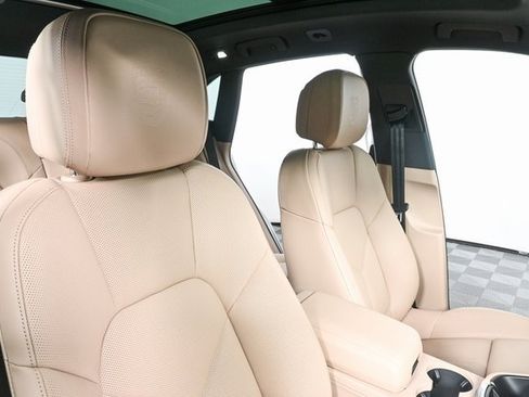 Certified 2025 Porsche Macan AWD image 25