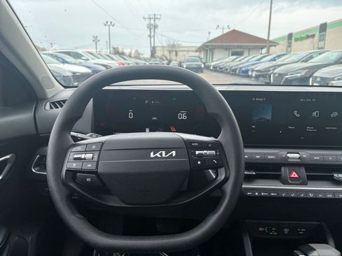 Used 2025 Kia K4 LXS image 33