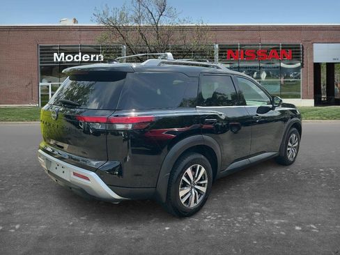 Used 2022 Nissan Pathfinder SL w/ SL Black Package FWD image 4