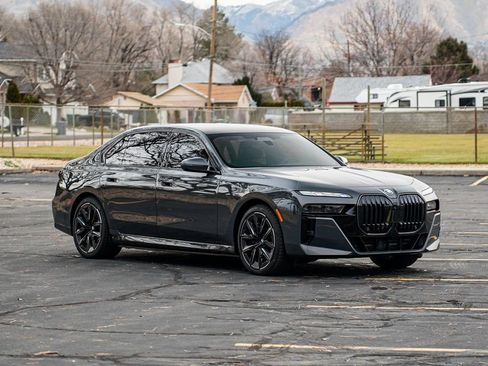 Used 2026 BMW i7 xDrive60 w/ Executive Package image 3