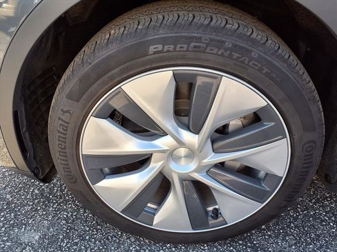 Used 2023 Tesla Model Y 2WD image 13