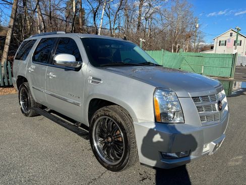 Used 2013 Cadillac Escalade Premium image 3