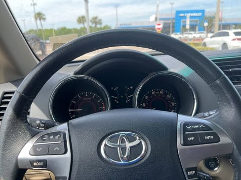 Used 2011 Toyota Highlander Limited w/ Tow Pkg image 17