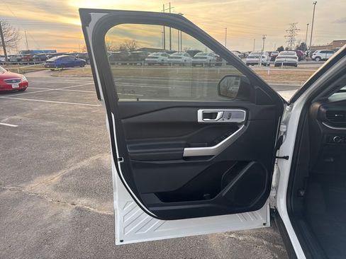 Used 2024 Ford Explorer XLT w/ Equipment Group 202A image 9