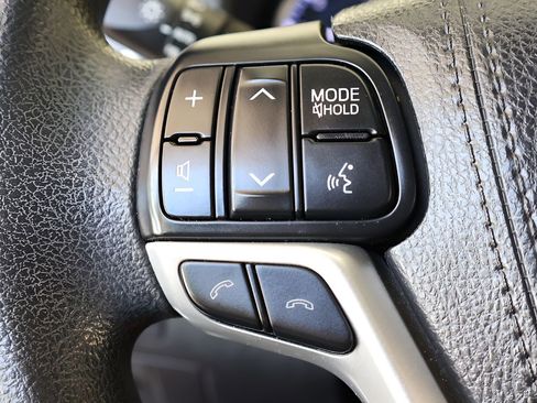 Used 2018 Toyota Highlander LE FWD image 24