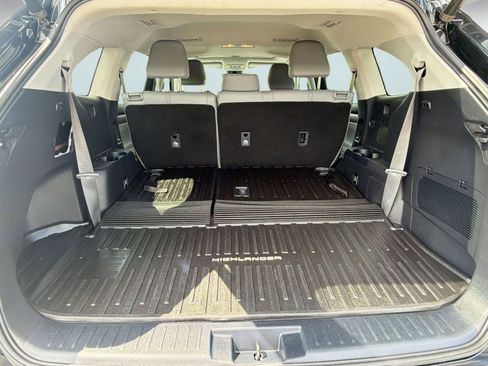 Used 2020 Toyota Highlander XLE AWD/4WD image 29
