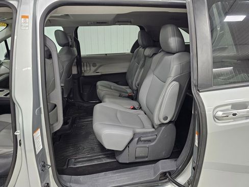 Used 2021 Toyota Sienna XLE w/ XLE Plus Package image 13
