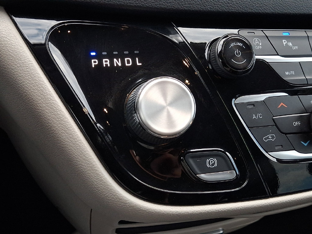 Used 2024 Chrysler Pacifica Touring-L FWD image 15
