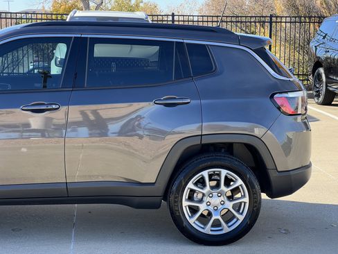 Used 2023 Jeep Compass Latitude image 6