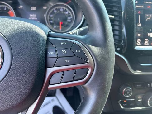 Used 2019 Jeep Cherokee Limited FWD image 21