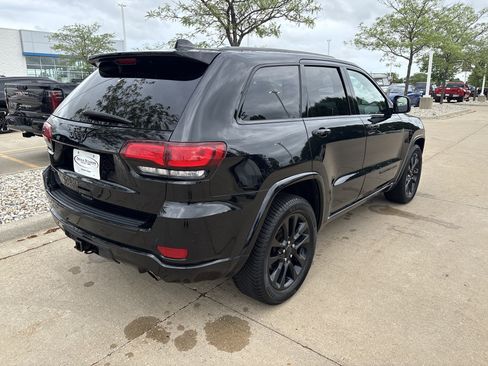 Used 2017 Jeep Grand Cherokee Altitude AWD/4WD image 15