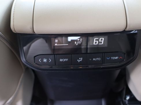 Used 2024 Toyota Highlander XLE AWD/4WD image 33