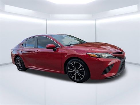 Used 2019 Toyota Camry SE image 2
