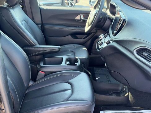 Used 2025 Chrysler Pacifica Select FWD image 17